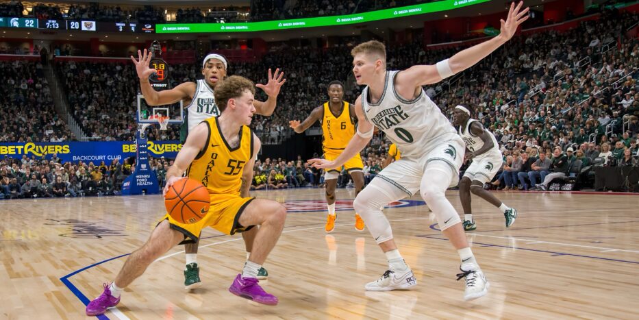 Oakland guard Brody Robinson is defended by Michigan State forward Jaxon Kohler on Saturday, December 20, 2025, at Little Caesars Arena in Detroit. The Spartans won, 79-70. (Tony Patroske/TPM)