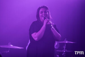 Vendredi sur Mer speaks to Chicago fans in between songs at Lincoln Hall on March 12. (Damien Dennis/TPM)